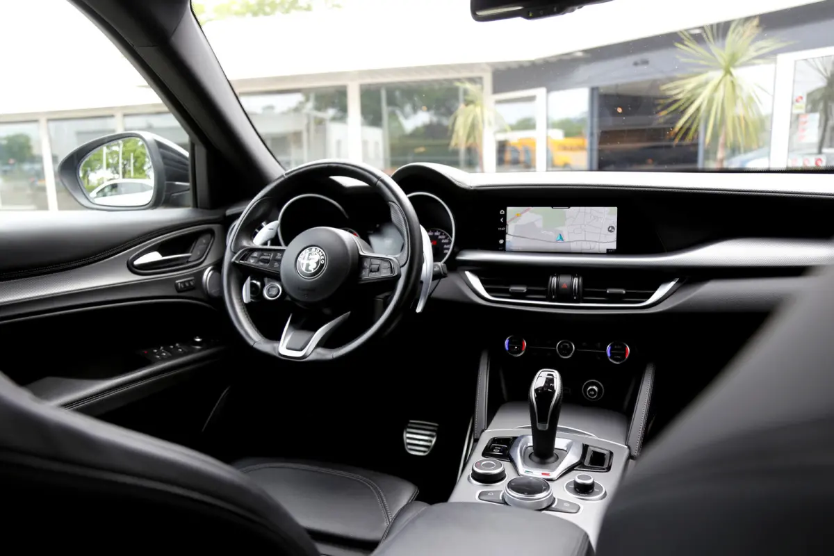 2.0T 280PK AWD Veloce*Perfect Alfa Onderh.*Black pack/ACC met stuurhulp/H&K/Memorie/Camera/Leder/Stoelverw./Stuurverw./Dodehoek/DAB/LED/Elek. Klep/Parkeersens.V+A/21 inch LM*