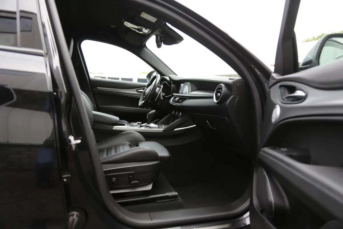 2.0T 280PK AWD Veloce*Perfect Alfa Onderh.*Black pack/ACC met stuurhulp/H&K/Memorie/Camera/Leder/Stoelverw./Stuurverw./Dodehoek/DAB/LED/Elek. Klep/Parkeersens.V+A/21 inch LM*