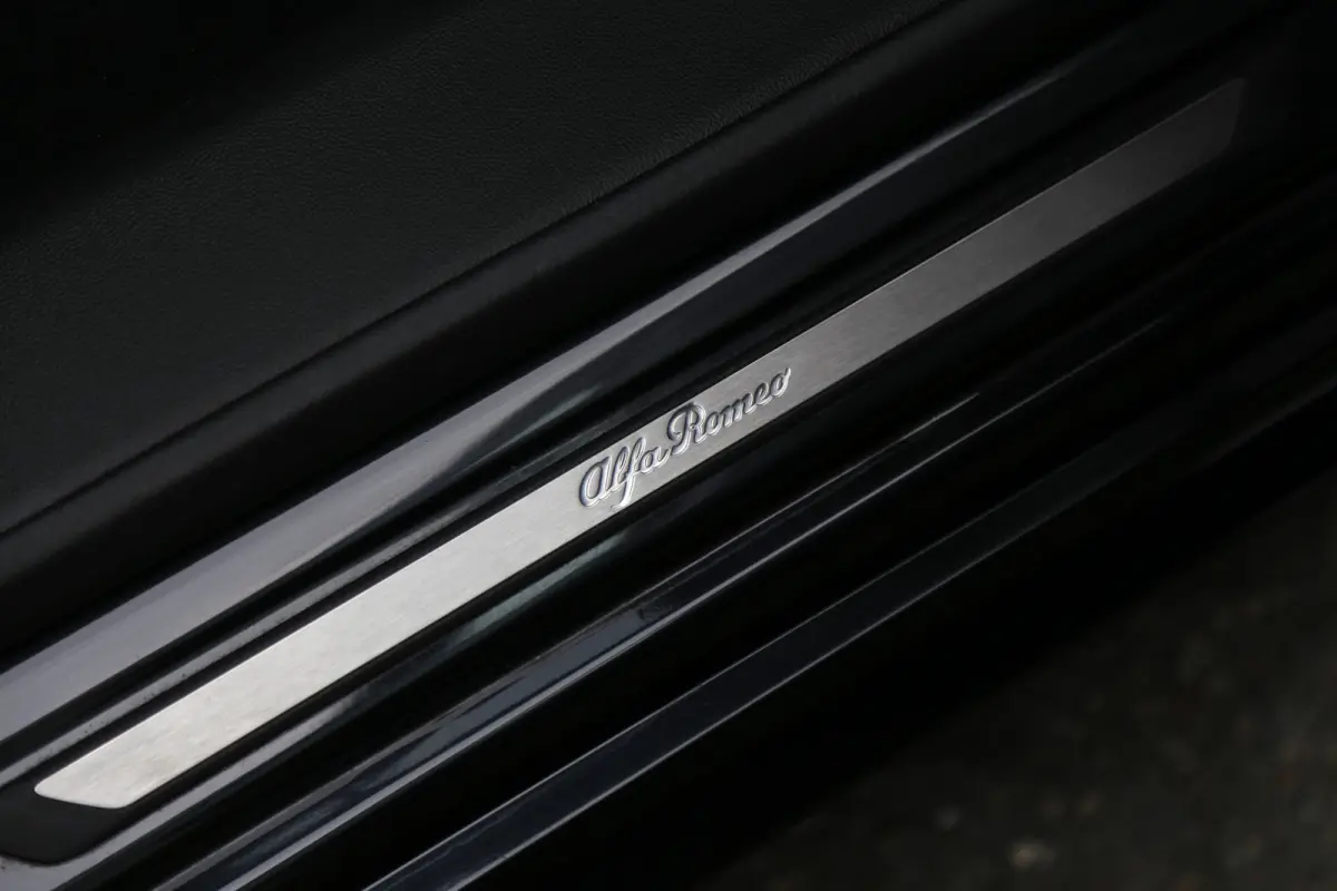 2.0T 280PK AWD Veloce*Perfect Alfa Onderh.*Black pack/ACC met stuurhulp/H&K/Memorie/Camera/Leder/Stoelverw./Stuurverw./Dodehoek/DAB/LED/Elek. Klep/Parkeersens.V+A/21 inch LM*