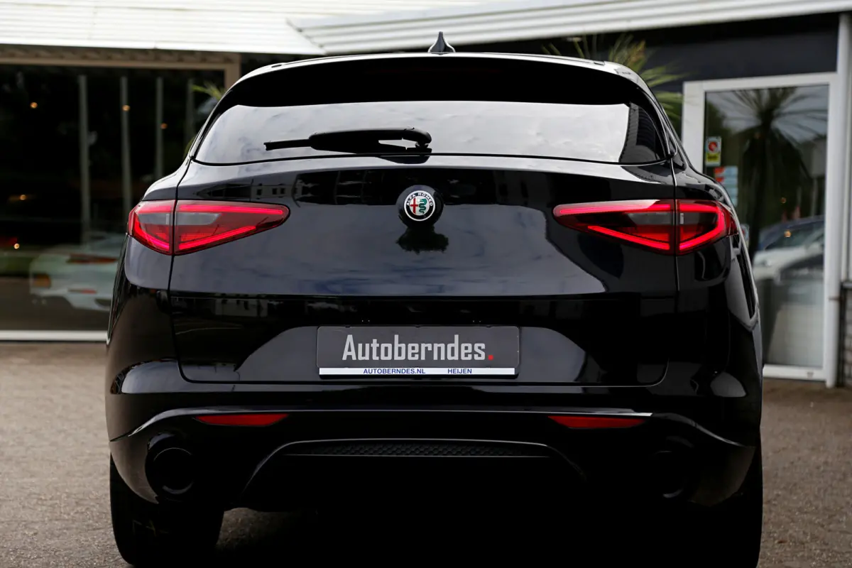 2.0T 280PK AWD Veloce*Perfect Alfa Onderh.*Black pack/ACC met stuurhulp/H&K/Memorie/Camera/Leder/Stoelverw./Stuurverw./Dodehoek/DAB/LED/Elek. Klep/Parkeersens.V+A/21 inch LM*