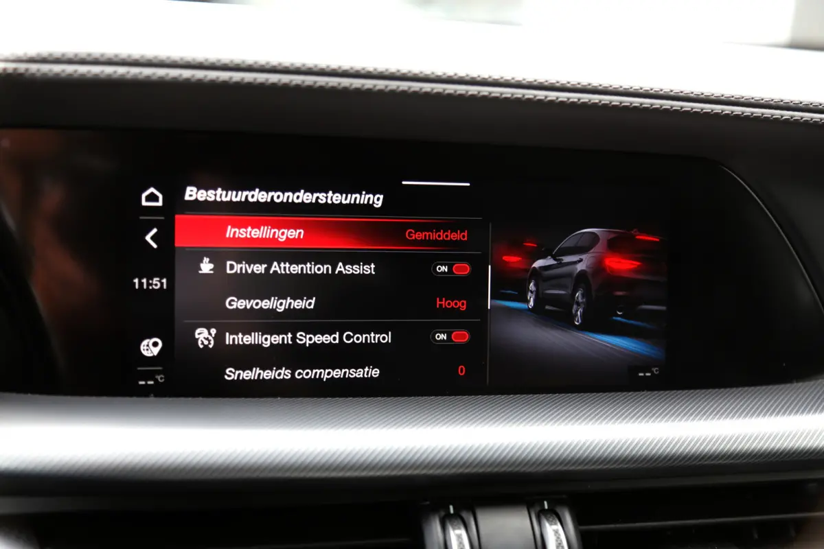 2.0T 280PK AWD Veloce*Perfect Alfa Onderh.*Black pack/ACC met stuurhulp/H&K/Memorie/Camera/Leder/Stoelverw./Stuurverw./Dodehoek/DAB/LED/Elek. Klep/Parkeersens.V+A/21 inch LM*