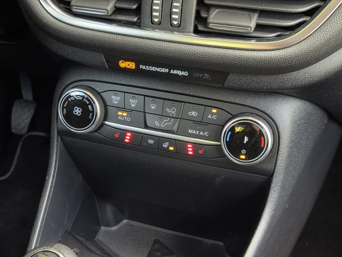 1.0 EcoBoost Hybrid Titanium | Stuur/stoelverwarming | Keyless | DAB | Lane Keeping
