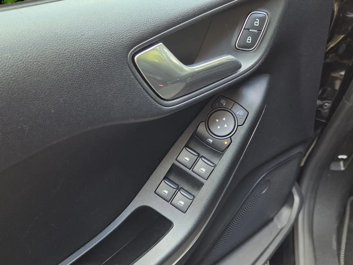 1.0 EcoBoost Hybrid Titanium | Stuur/stoelverwarming | Keyless | DAB | Lane Keeping