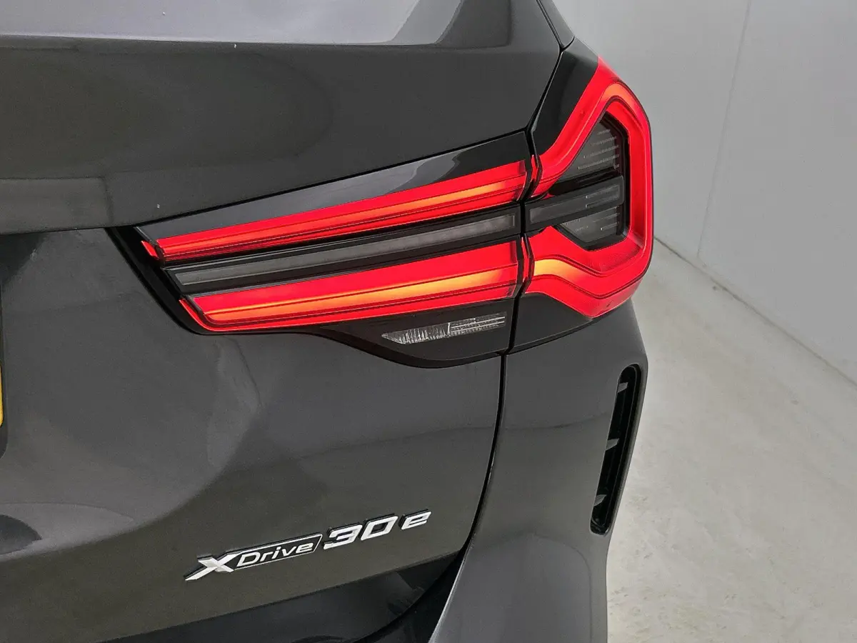 xDrive30e High Executive | M-SPORT | PANORAMADAK | HARMAN KARDON | HEAD-UP | CAMERA | LEER