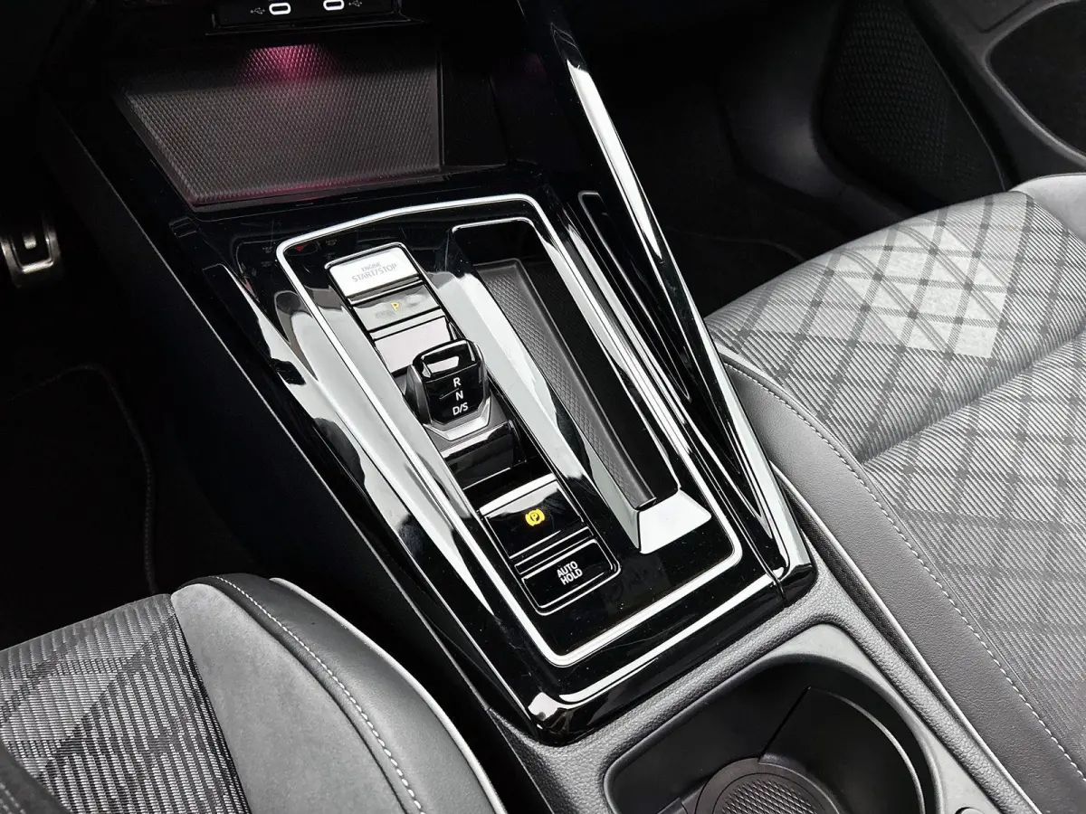 1.5 eTSI R-Line Business 150 PK | PANORAMADAK | ACHTERUITRIJCAMERA | APPLE CARPLAY - ANDROID AUTO | STOELVERWARMING | STUURVERWARMING | CLIMATE CONTROL | ADAPTIVE CRUISE CONTROL |