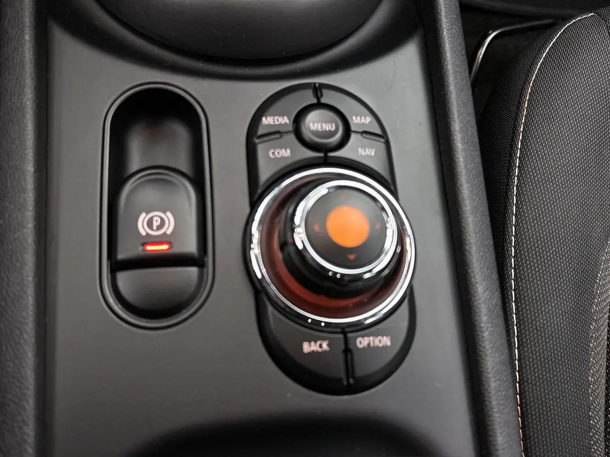 Mini 1.5 Cooper Business Edition (NAVIGATIE, CLIMA, PARKEERSENSOREN , 1e EIGENAAR, GOED ONDERHOUDEN)