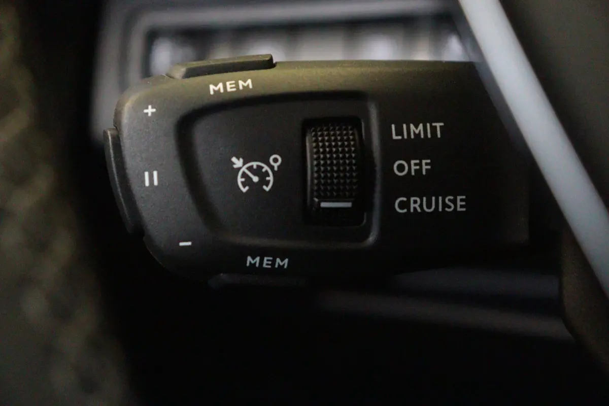 1.6 HYbrid4 300 Allure | NAVI / APPCONNECT | CLIMA | CAMERA + PDC | CRUISE | LANE-ASSIST / WARNING |