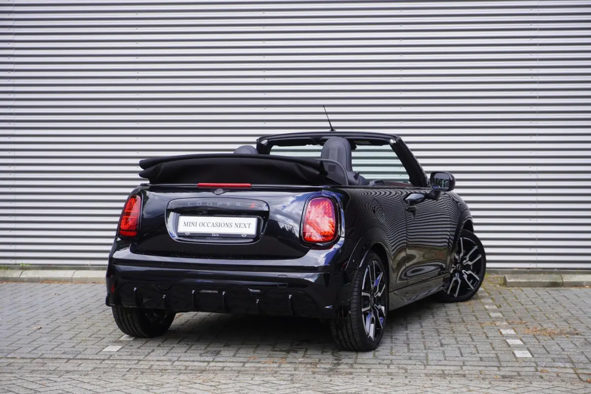 S John Cooper Works Uitvoering | Pakket XL | Stuurwielrand verwarmd | Elektrisch verwarmde voorstoelen | HIFI System Harman Kardon | Driving Assistant Plus