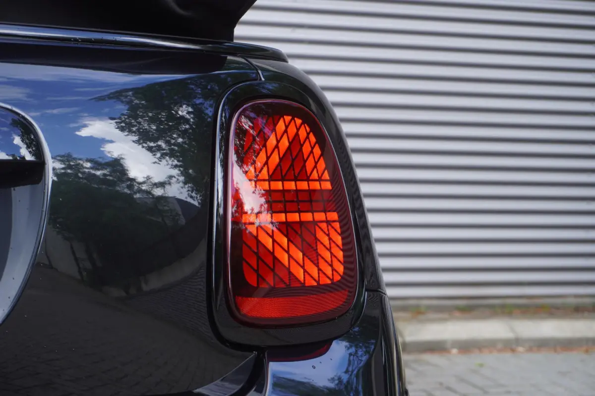 S John Cooper Works Uitvoering | Pakket XL | Stuurwielrand verwarmd | Elektrisch verwarmde voorstoelen | HIFI System Harman Kardon | Driving Assistant Plus
