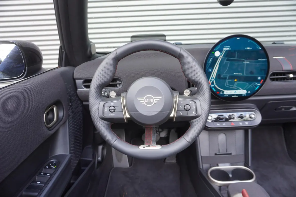 S John Cooper Works Uitvoering | Pakket XL | Stuurwielrand verwarmd | Elektrisch verwarmde voorstoelen | HIFI System Harman Kardon | Driving Assistant Plus