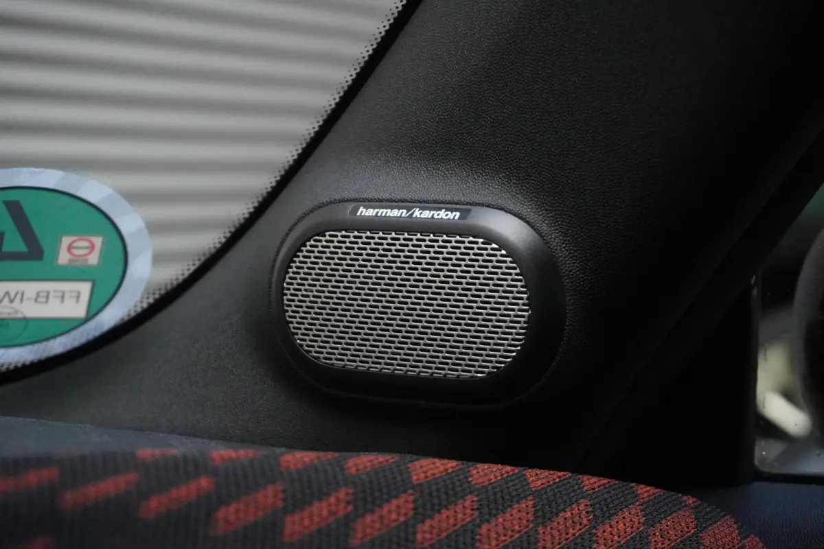 S John Cooper Works Uitvoering | Pakket XL | Stuurwielrand verwarmd | Elektrisch verwarmde voorstoelen | HIFI System Harman Kardon | Driving Assistant Plus
