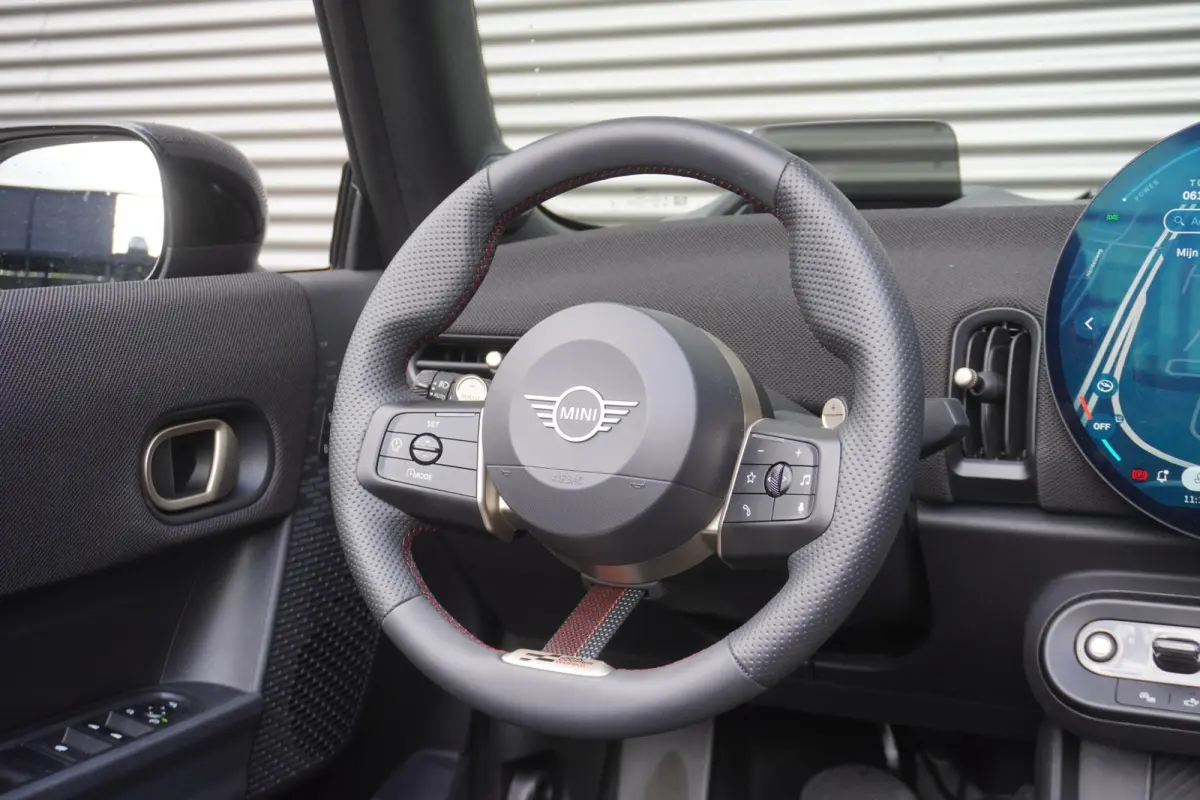 S John Cooper Works Uitvoering | Pakket XL | Stuurwielrand verwarmd | Elektrisch verwarmde voorstoelen | HIFI System Harman Kardon | Driving Assistant Plus