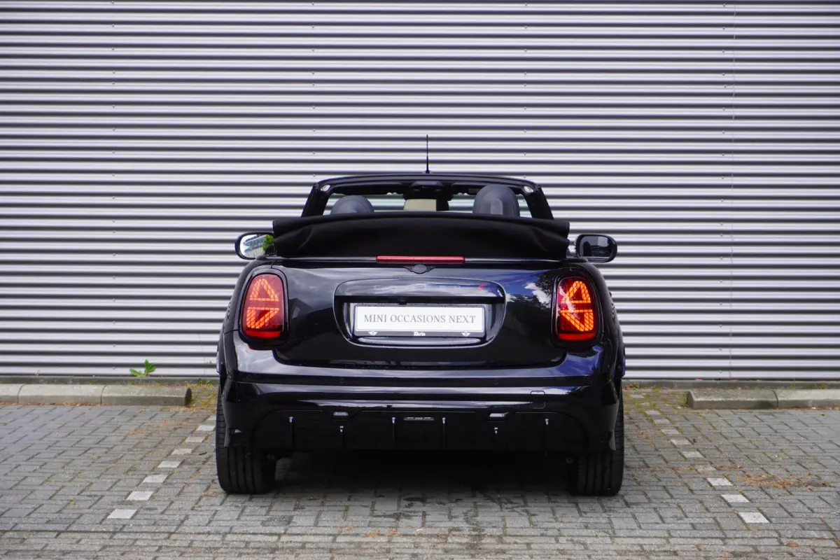 S John Cooper Works Uitvoering | Pakket XL | Stuurwielrand verwarmd | Elektrisch verwarmde voorstoelen | HIFI System Harman Kardon | Driving Assistant Plus
