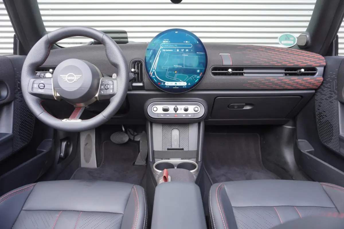 S John Cooper Works Uitvoering | Pakket XL | Stuurwielrand verwarmd | Elektrisch verwarmde voorstoelen | HIFI System Harman Kardon | Driving Assistant Plus