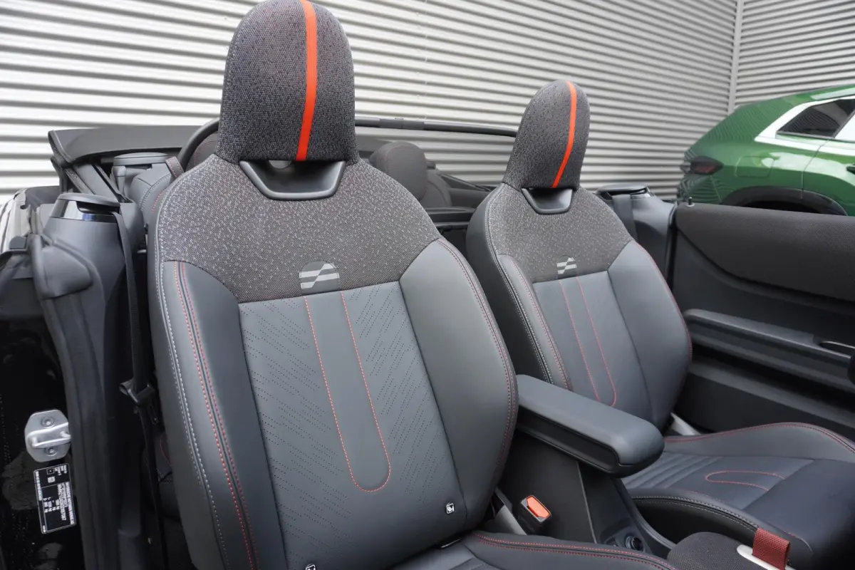 S John Cooper Works Uitvoering | Pakket XL | Stuurwielrand verwarmd | Elektrisch verwarmde voorstoelen | HIFI System Harman Kardon | Driving Assistant Plus