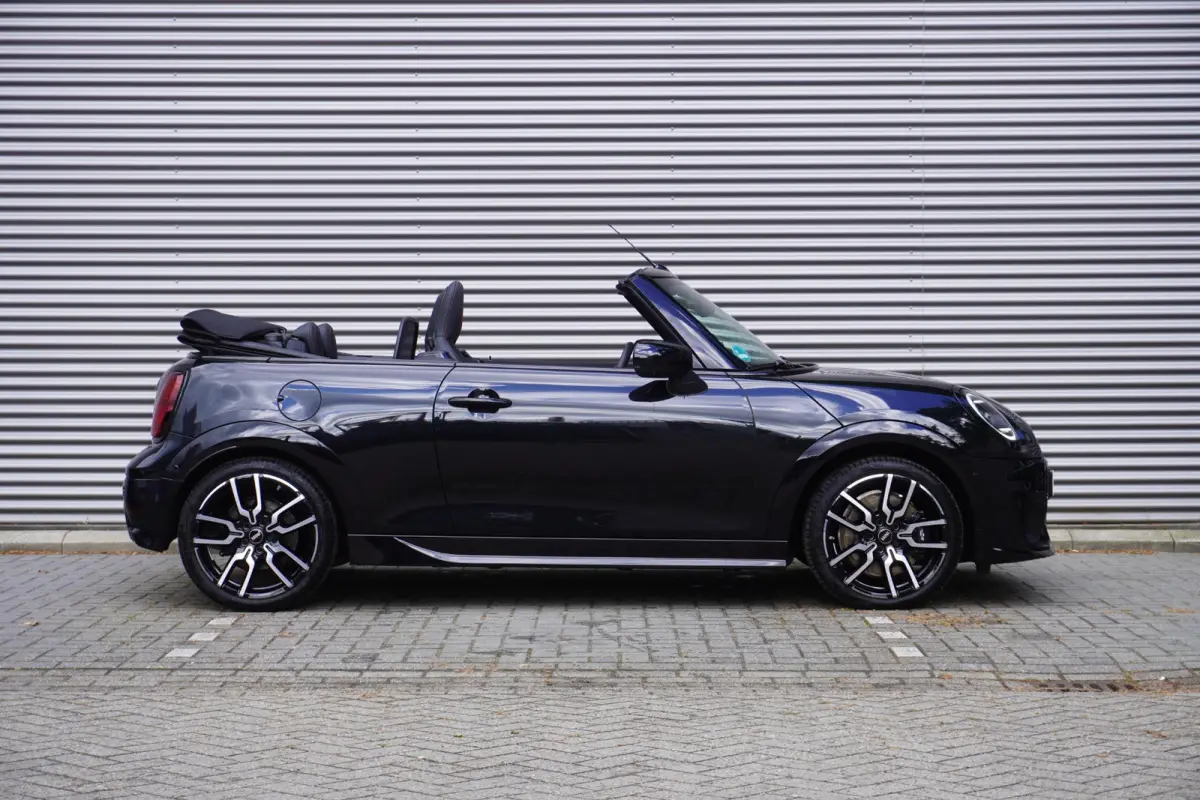 S John Cooper Works Uitvoering | Pakket XL | Stuurwielrand verwarmd | Elektrisch verwarmde voorstoelen | HIFI System Harman Kardon | Driving Assistant Plus