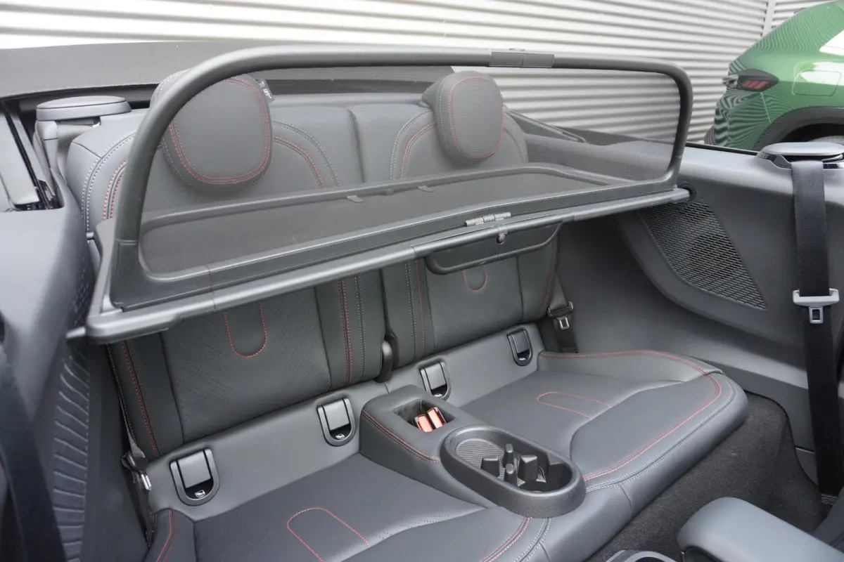 S John Cooper Works Uitvoering | Pakket XL | Stuurwielrand verwarmd | Elektrisch verwarmde voorstoelen | HIFI System Harman Kardon | Driving Assistant Plus