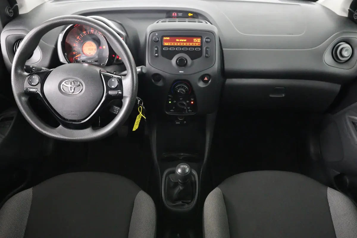 1.0 VVT-i x-fun | Eerste Eigenaar | Bluetooth | Airco | Stuurwielbediening |
