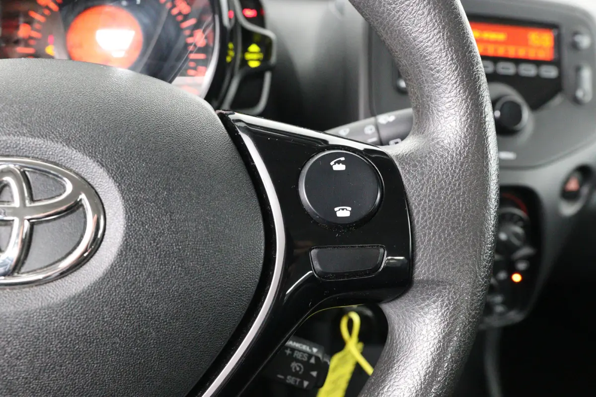 1.0 VVT-i x-fun | Eerste Eigenaar | Bluetooth | Airco | Stuurwielbediening |