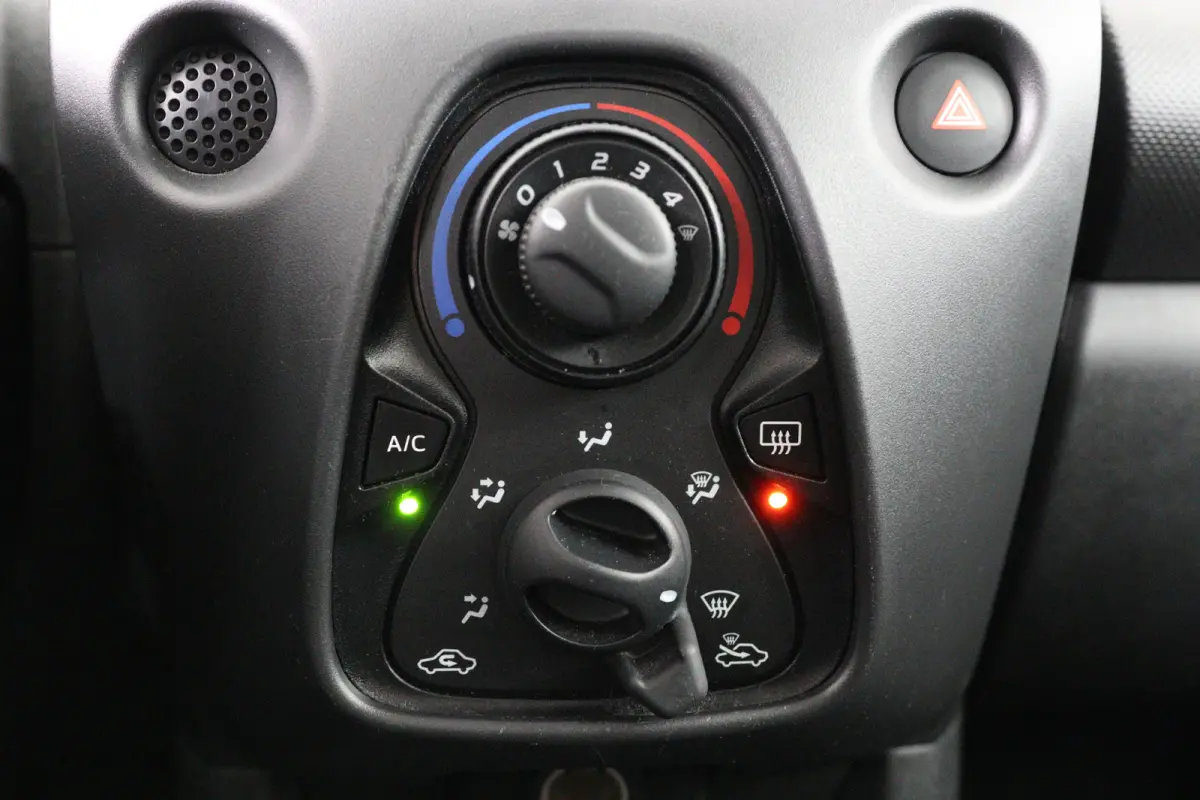 1.0 VVT-i x-fun | Eerste Eigenaar | Bluetooth | Airco | Stuurwielbediening |
