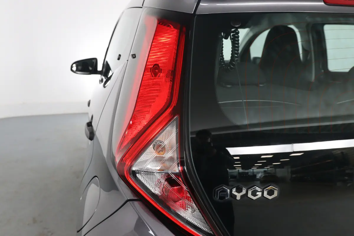 1.0 VVT-i x-fun | Eerste Eigenaar | Bluetooth | Airco | Stuurwielbediening |