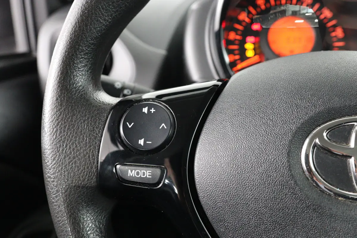 1.0 VVT-i x-fun | Eerste Eigenaar | Bluetooth | Airco | Stuurwielbediening |