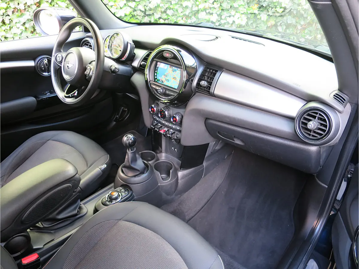 1.5 One Pepper F56 LCI met LED, Park ass., DAB, Navi en 17"