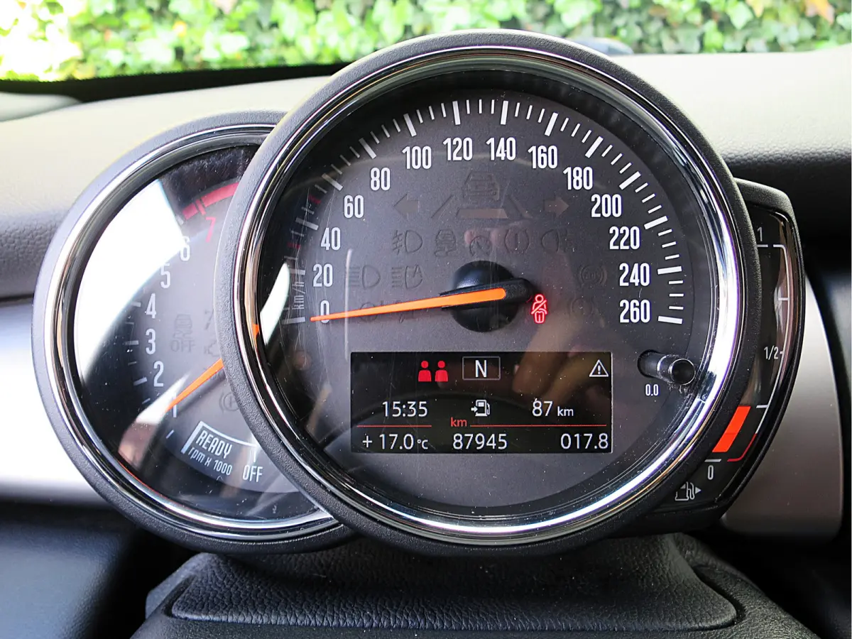 1.5 One Pepper F56 LCI met LED, Park ass., DAB, Navi en 17"