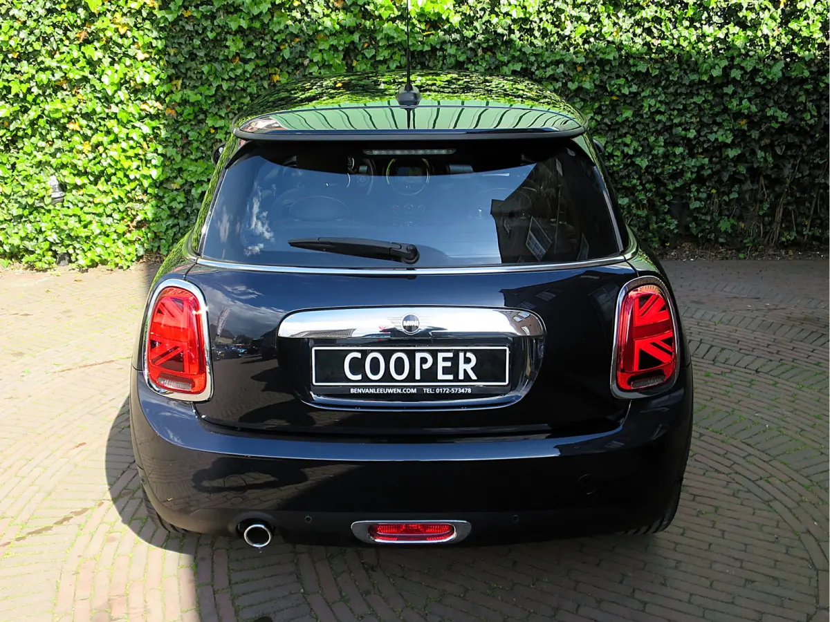 1.5 One Pepper F56 LCI met LED, Park ass., DAB, Navi en 17"