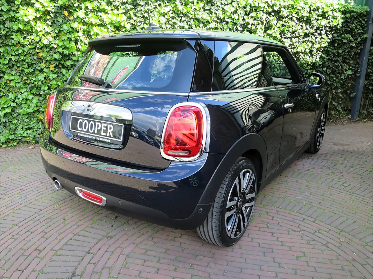 1.5 One Pepper F56 LCI met LED, Park ass., DAB, Navi en 17"