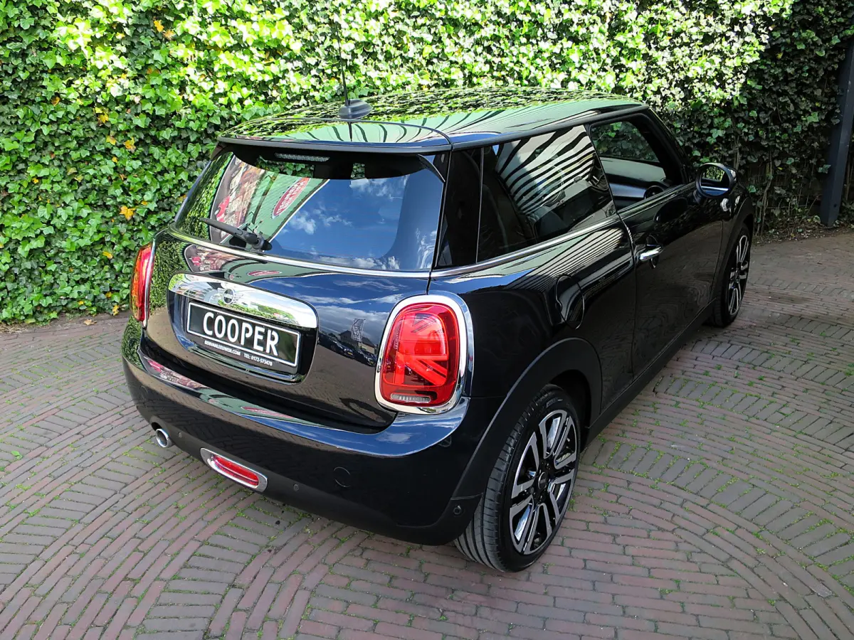 1.5 One Pepper F56 LCI met LED, Park ass., DAB, Navi en 17"