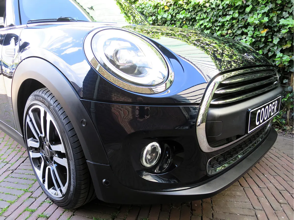 1.5 One Pepper F56 LCI met LED, Park ass., DAB, Navi en 17"
