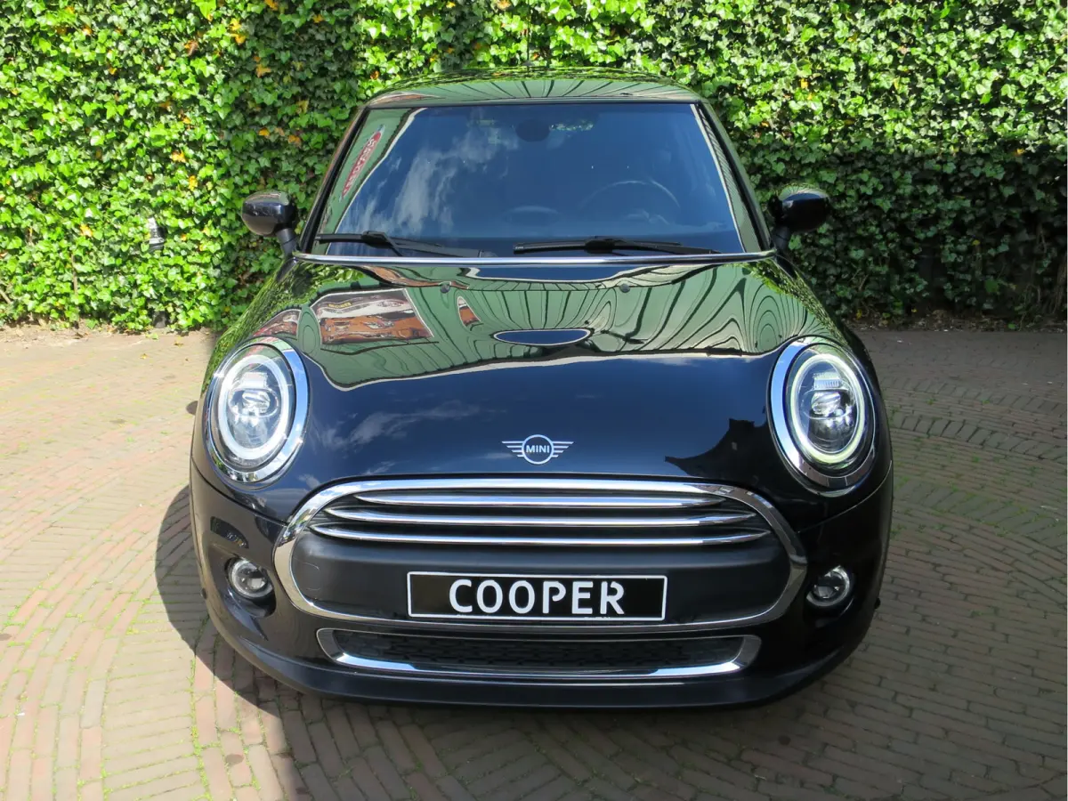 1.5 One Pepper F56 LCI met LED, Park ass., DAB, Navi en 17"