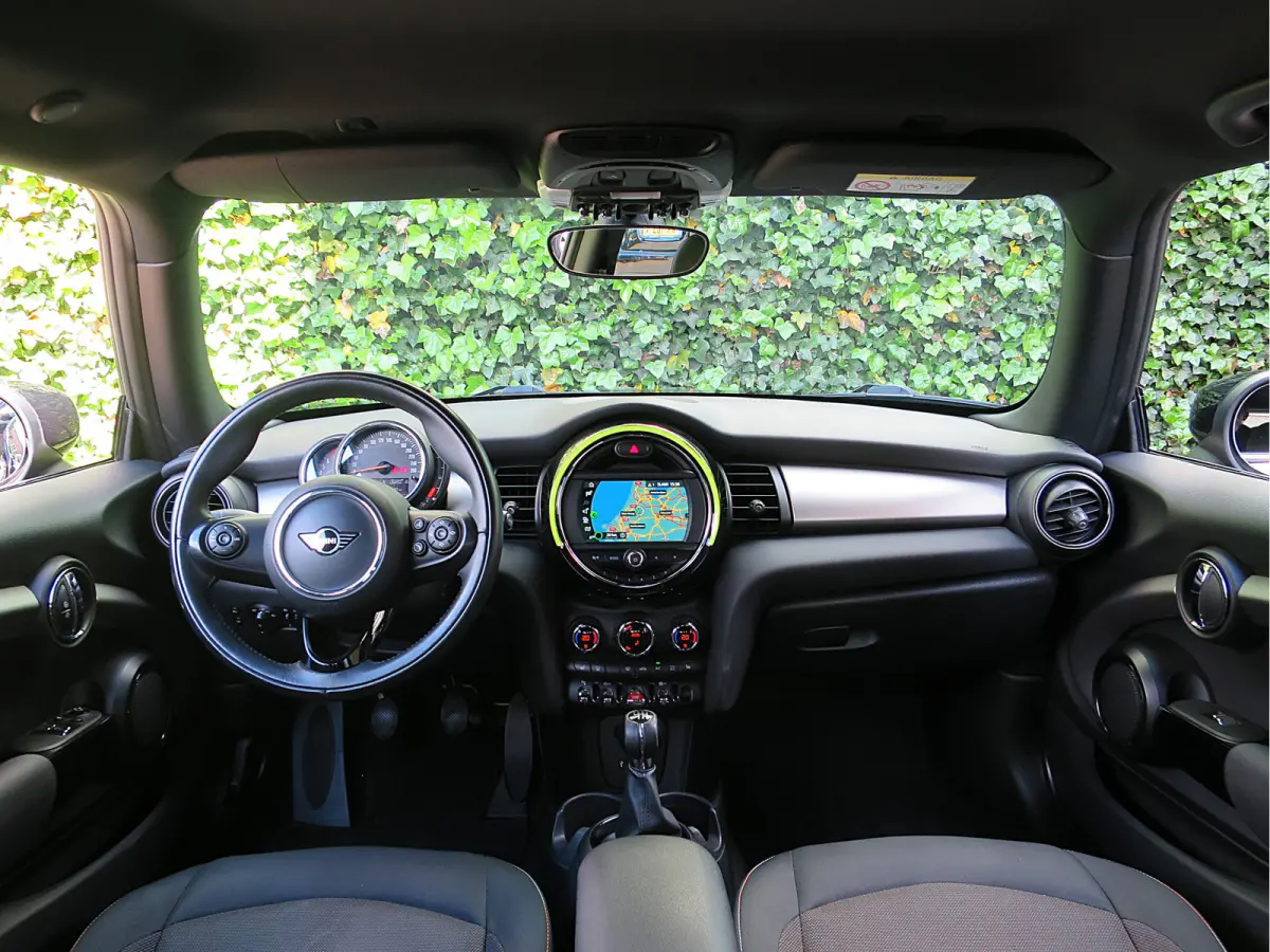 1.5 One Pepper F56 LCI met LED, Park ass., DAB, Navi en 17"