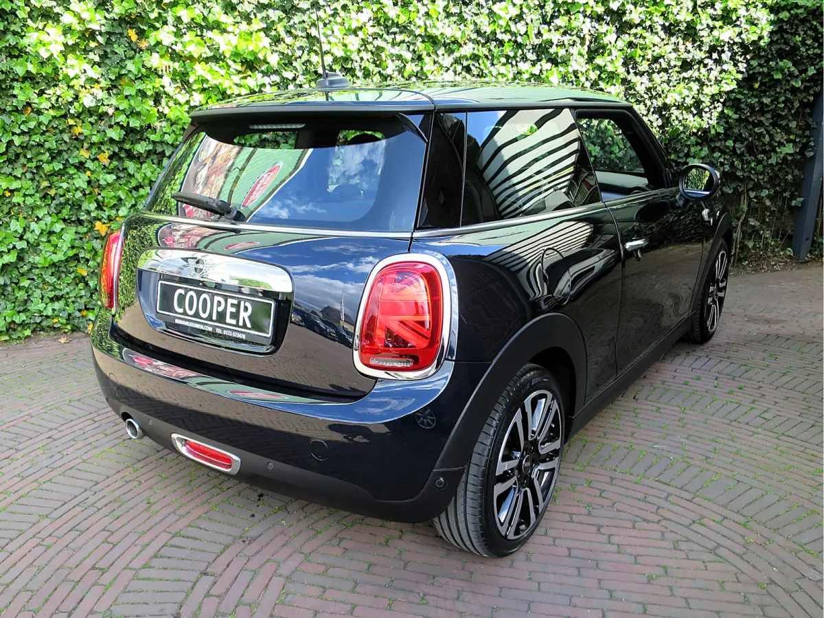 1.5 One Pepper F56 LCI met LED, Park ass., DAB, Navi en 17"