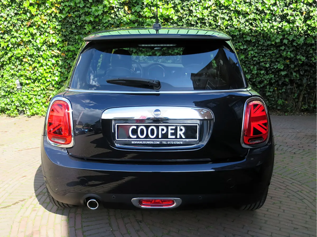 1.5 One Pepper F56 LCI met LED, Park ass., DAB, Navi en 17"