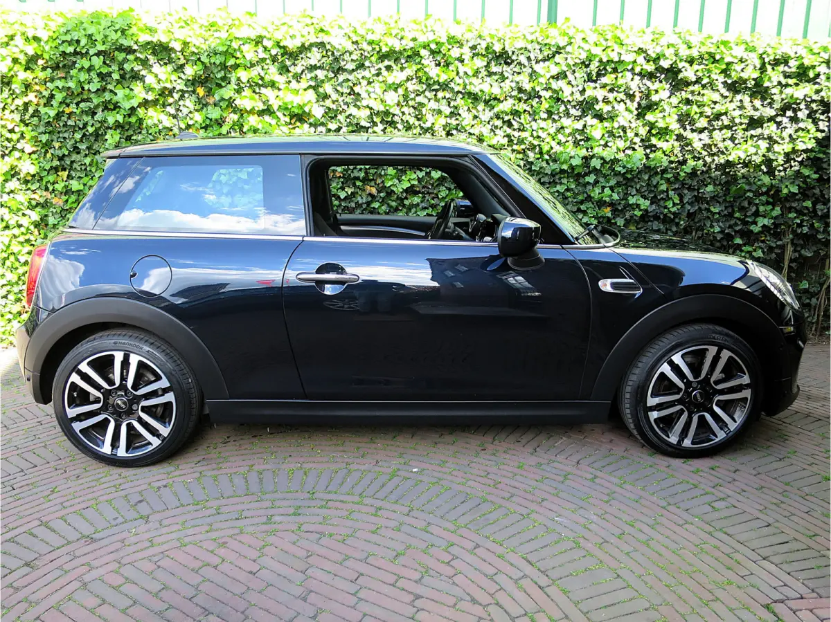1.5 One Pepper F56 LCI met LED, Park ass., DAB, Navi en 17"