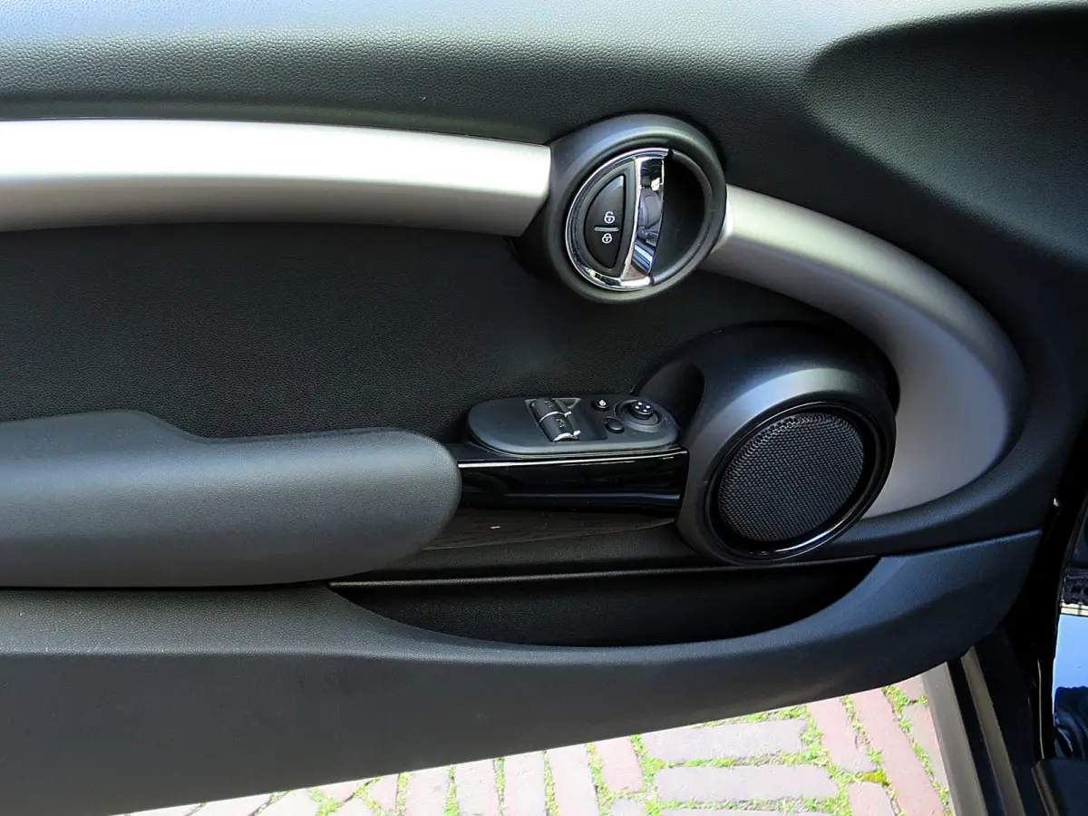 1.5 One Pepper F56 LCI met LED, Park ass., DAB, Navi en 17"