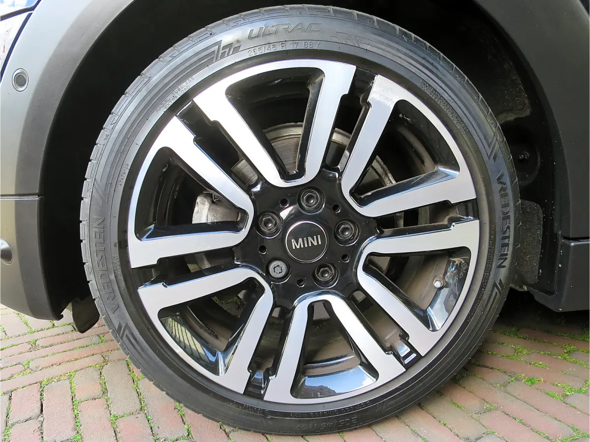 1.5 One Pepper F56 LCI met LED, Park ass., DAB, Navi en 17"