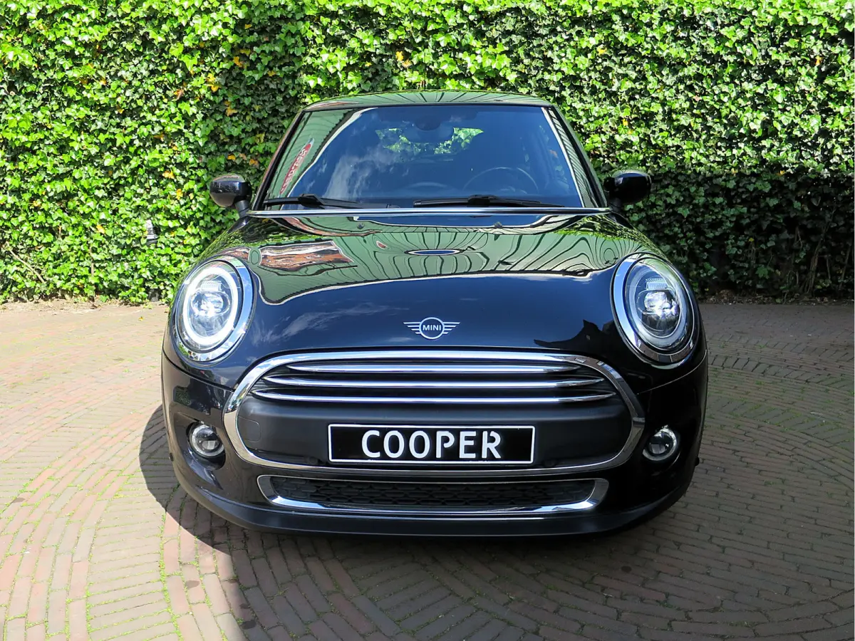 1.5 One Pepper F56 LCI met LED, Park ass., DAB, Navi en 17"
