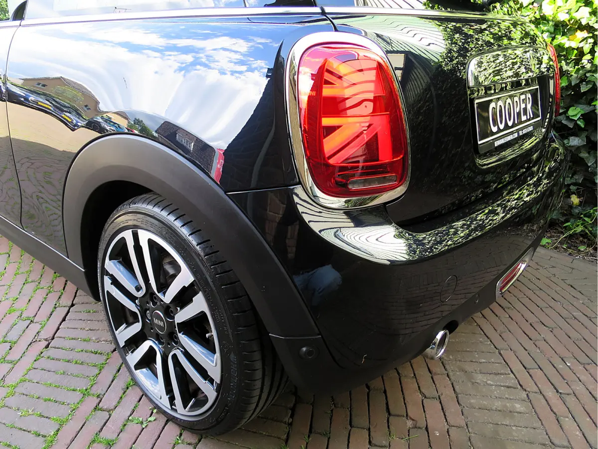 1.5 One Pepper F56 LCI met LED, Park ass., DAB, Navi en 17"
