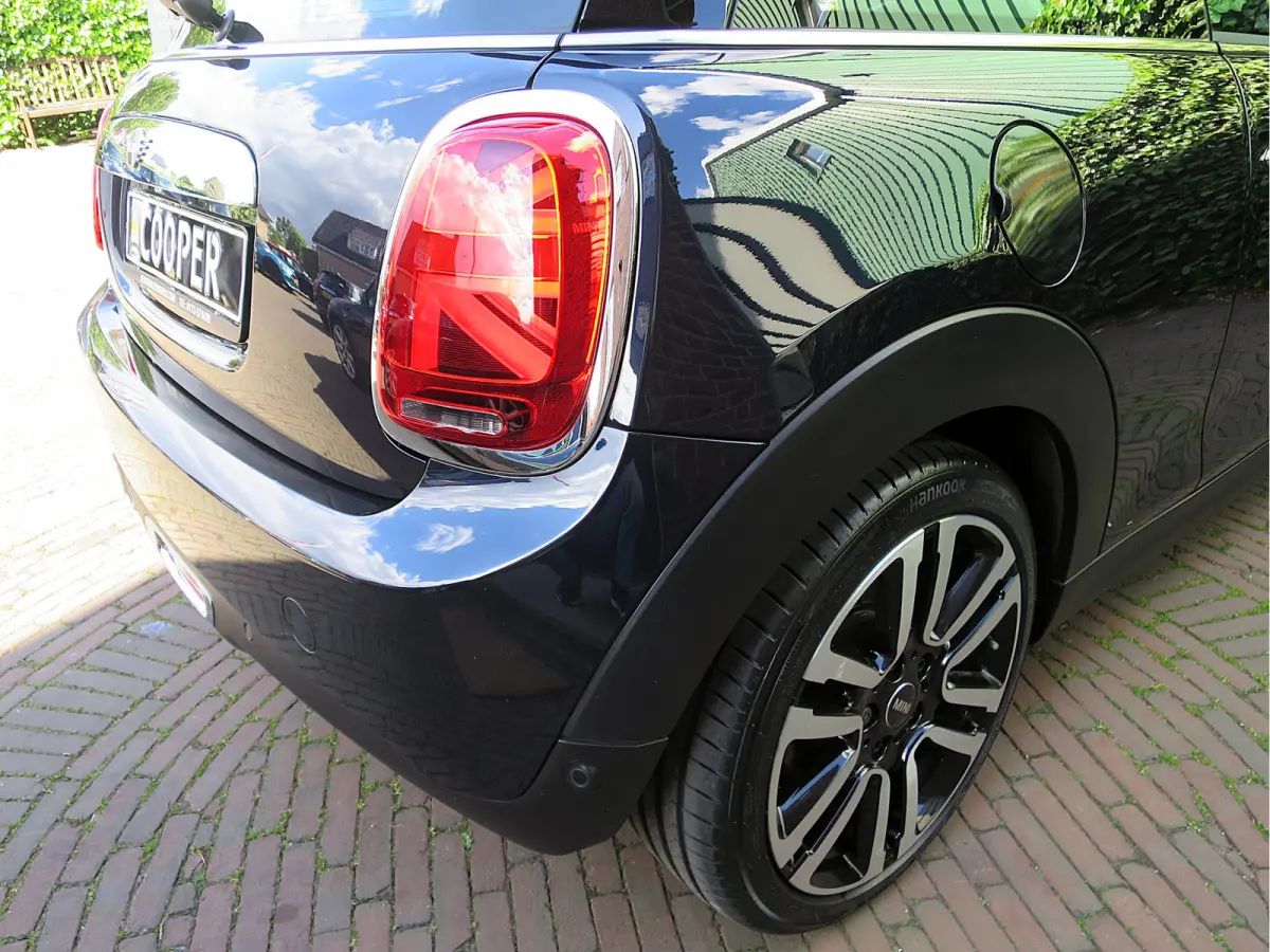 1.5 One Pepper F56 LCI met LED, Park ass., DAB, Navi en 17"