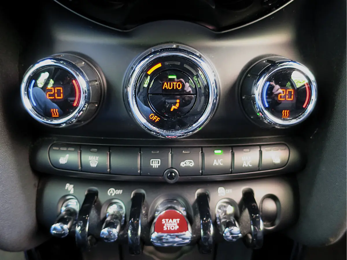 1.5 One Pepper F56 LCI met LED, Park ass., DAB, Navi en 17"