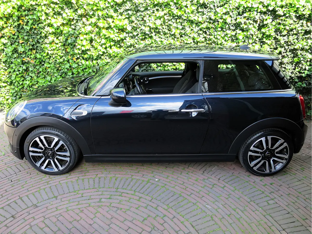 1.5 One Pepper F56 LCI met LED, Park ass., DAB, Navi en 17"