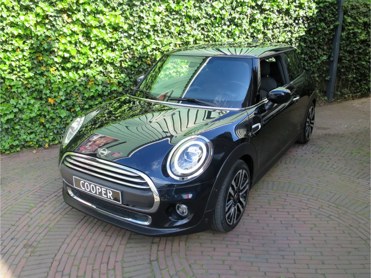 1.5 One Pepper F56 LCI met LED, Park ass., DAB, Navi en 17"