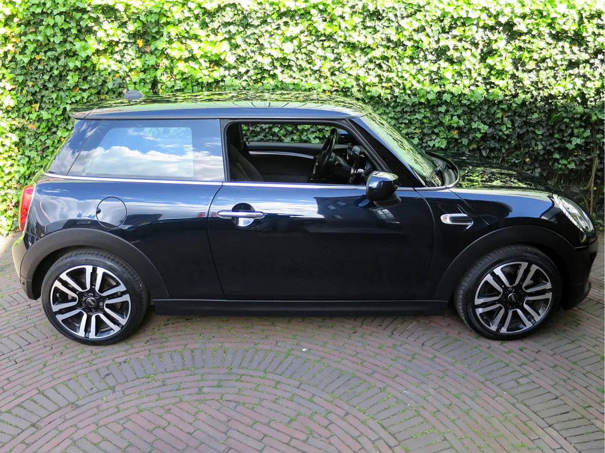 1.5 One Pepper F56 LCI met LED, Park ass., DAB, Navi en 17"