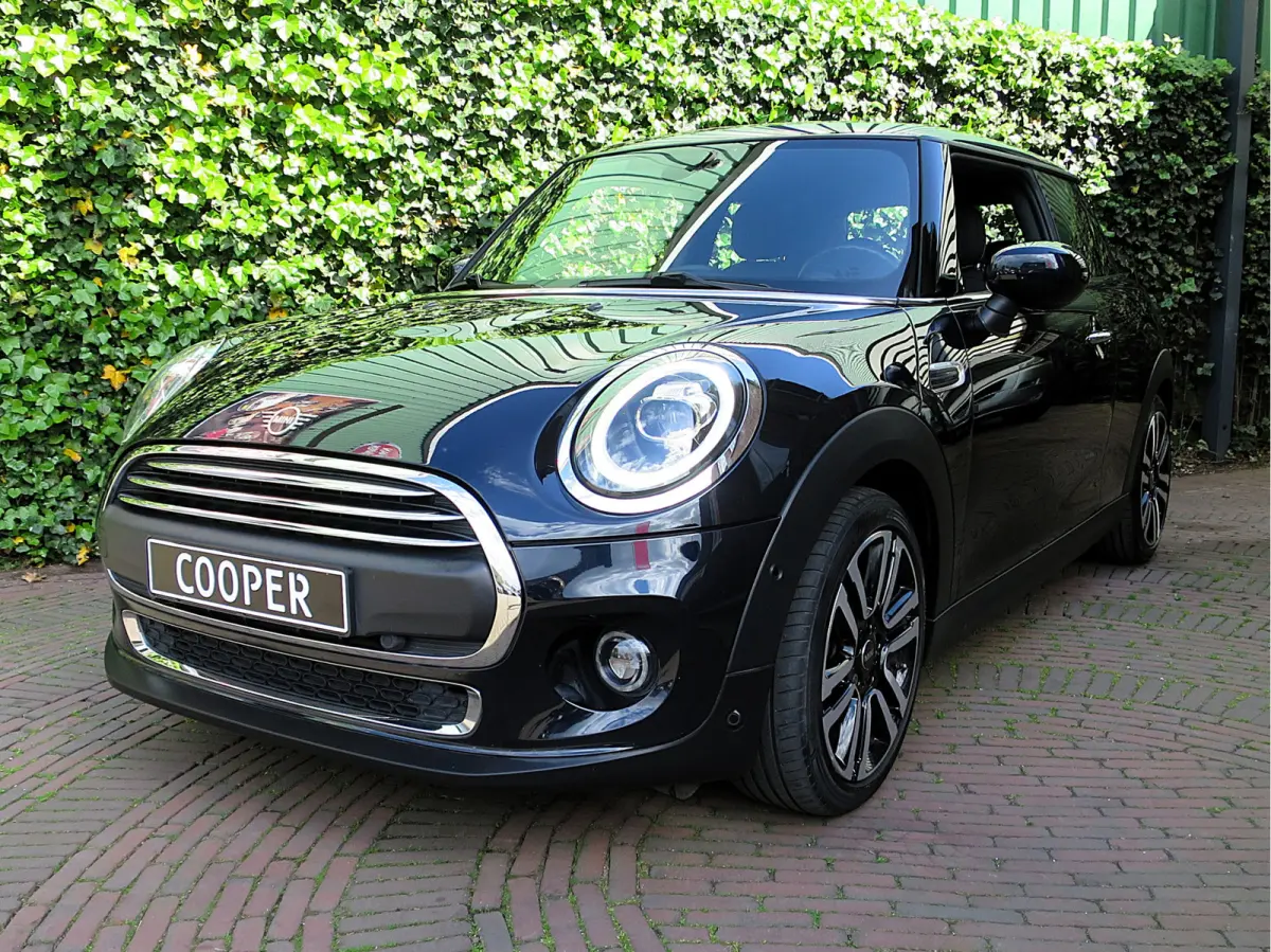 1.5 One Pepper F56 LCI met LED, Park ass., DAB, Navi en 17"