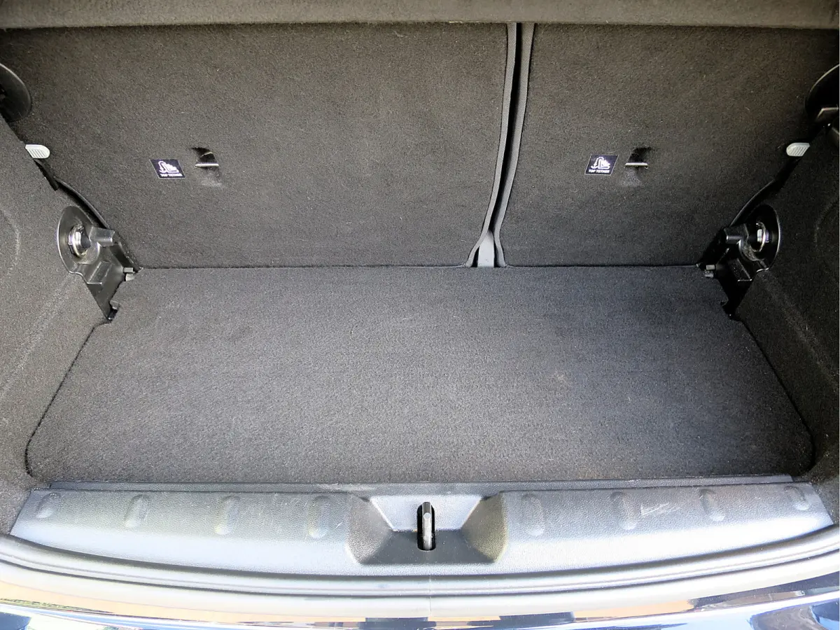 1.5 One Pepper F56 LCI met LED, Park ass., DAB, Navi en 17"
