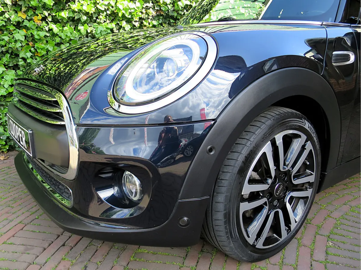 1.5 One Pepper F56 LCI met LED, Park ass., DAB, Navi en 17"