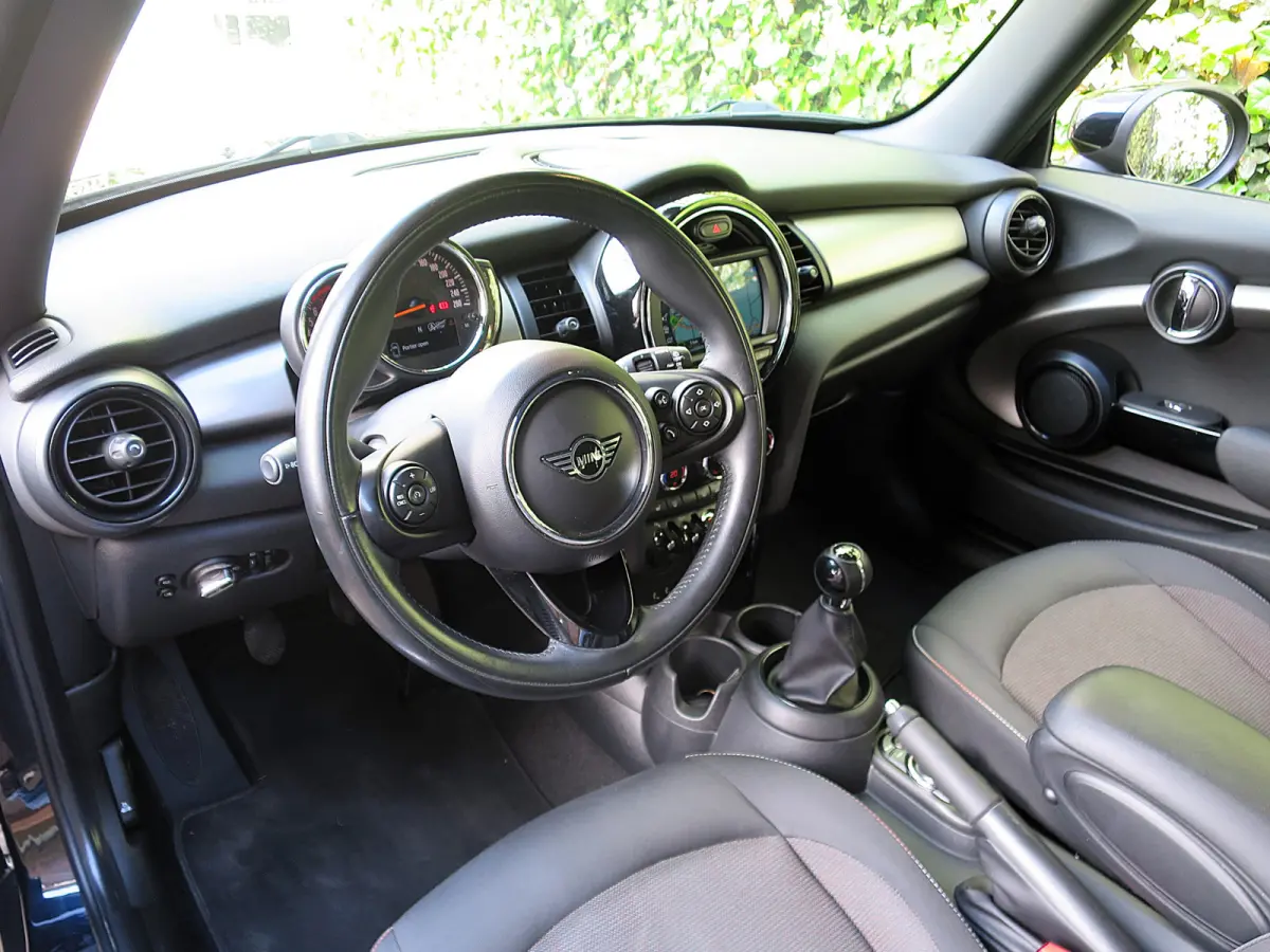 1.5 One Pepper F56 LCI met LED, Park ass., DAB, Navi en 17"